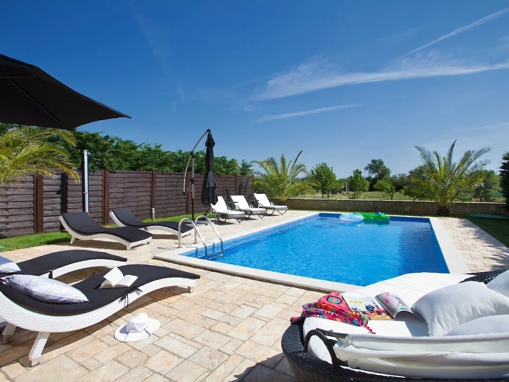 Beautiful, attractive villa with private pool, covered terrace, Porec 7 km