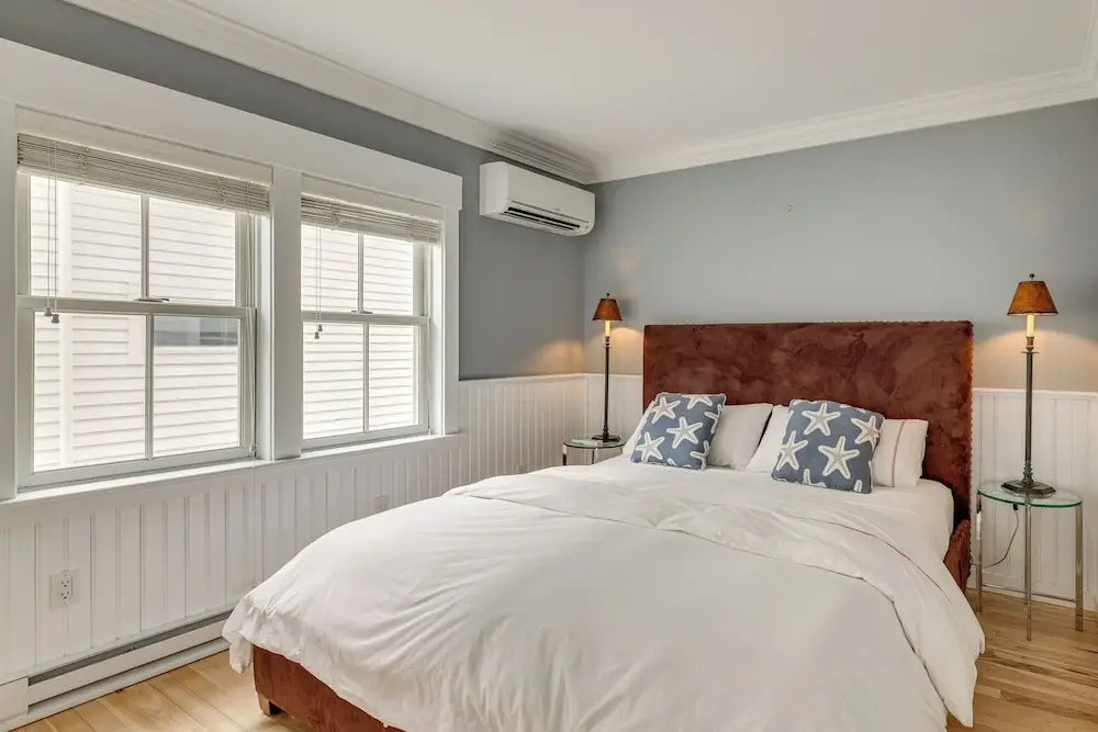Couples Retreat on Commercial St! Walk to Beach