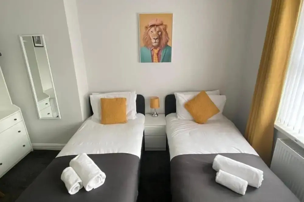 House - Sleeps 6 - Pet Friendly - Parking