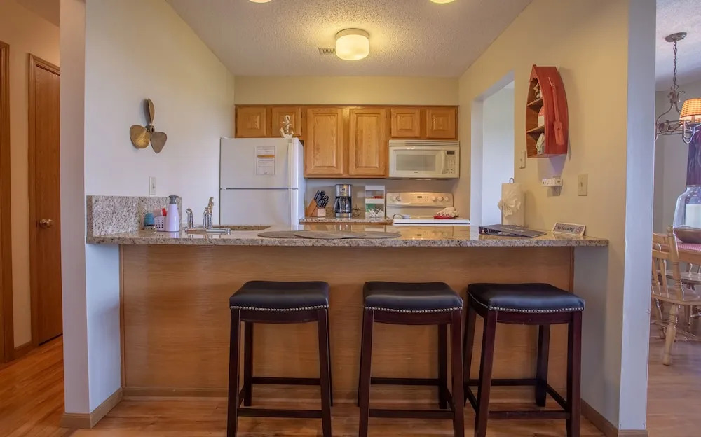 Lakeview Oasis 2 Bedrooms 2 Bathrooms Condo
