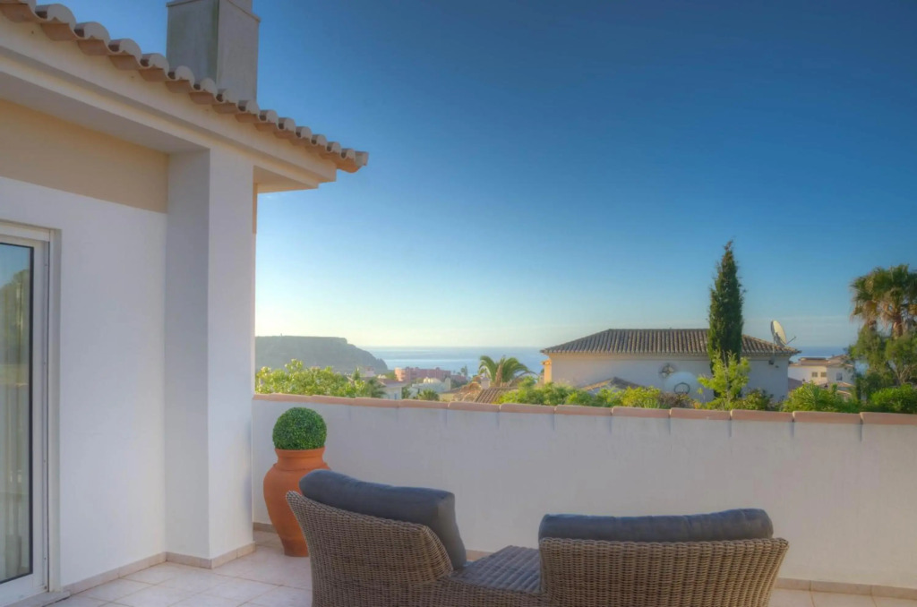 Villa Montanha, 4 Bedroom Villa, with swimming pool, loungers and alfresco dining, 10 min walk to the beautiful Praia da Luz Beach, Shops, Bars and Restaurants