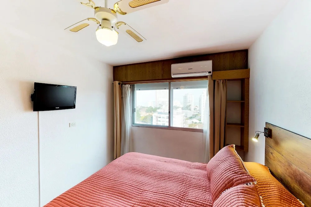 Completo Monoambiente para 3 en Avenida Italia - Edificio Luna de Mar