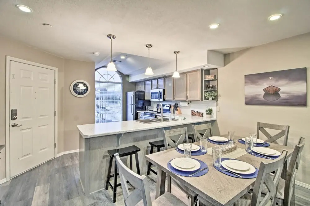 4 Mi to Strip: Cozy Lake-view Retreat in Branson