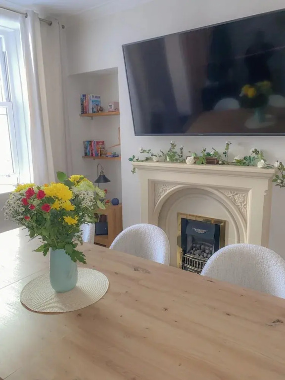 Luxury Townhouse Retreat in Kendal w/ Free Parking