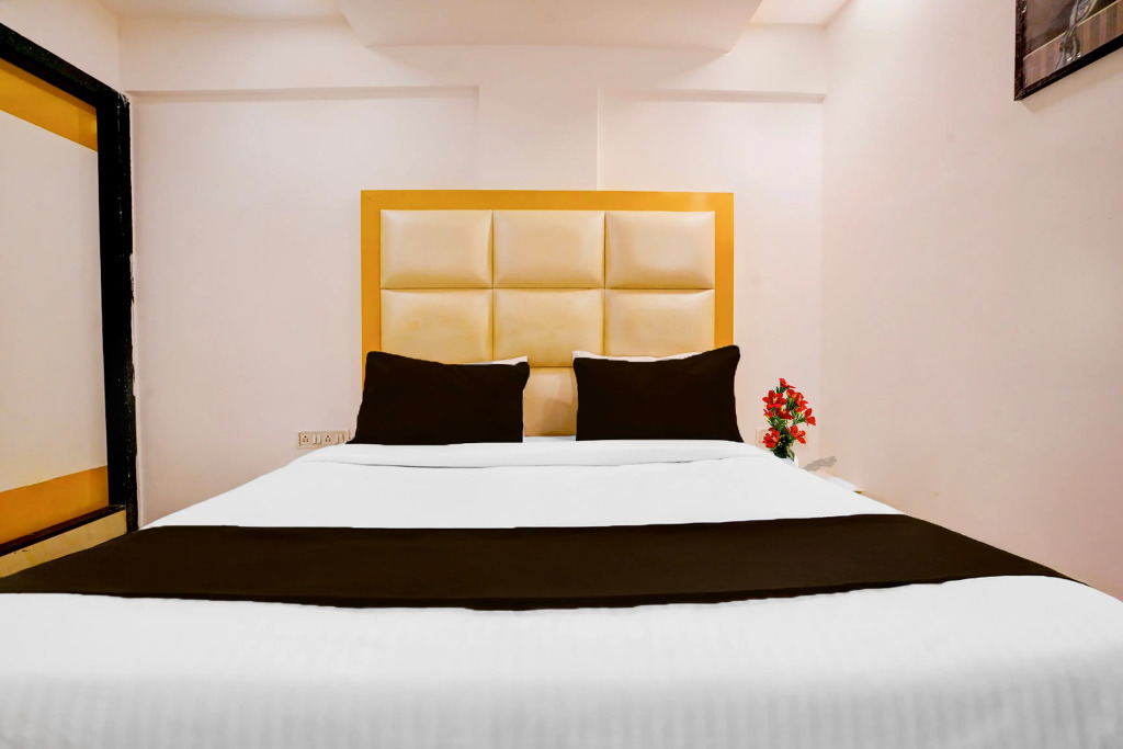 Hotel Classio Inn - Near Kokilaben Hospital, Andheri West Mumbai