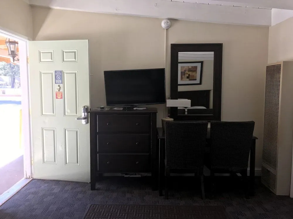 Apex Inn