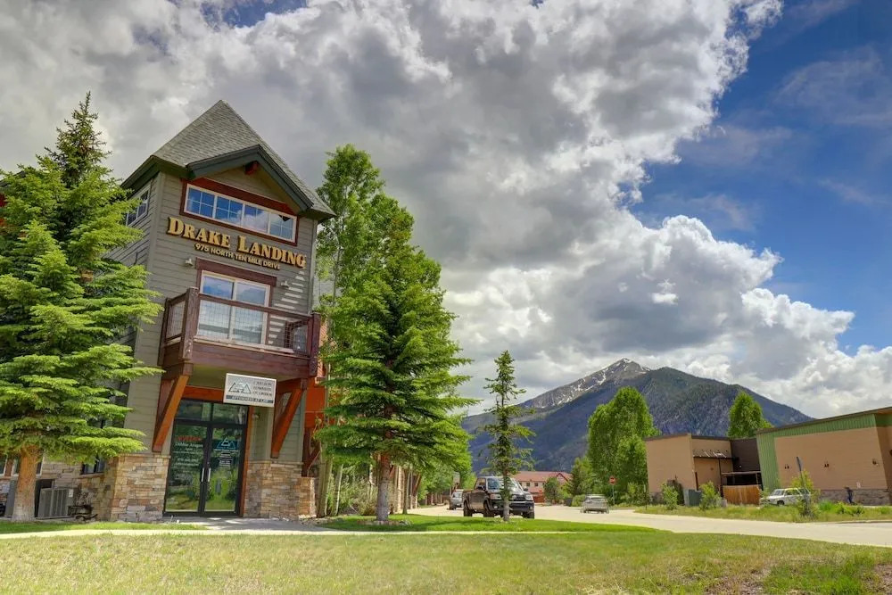 E8 Drake Landing 2br + Loft 2 Bedroom Condo by RedAwning