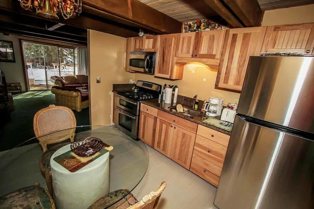 Leader on Cedar 1115 by RedAwning