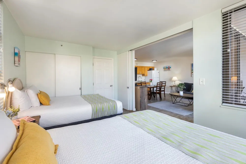 Light & Airy 8th Floor Ocean View Condo with Lanai and FREE Parking!