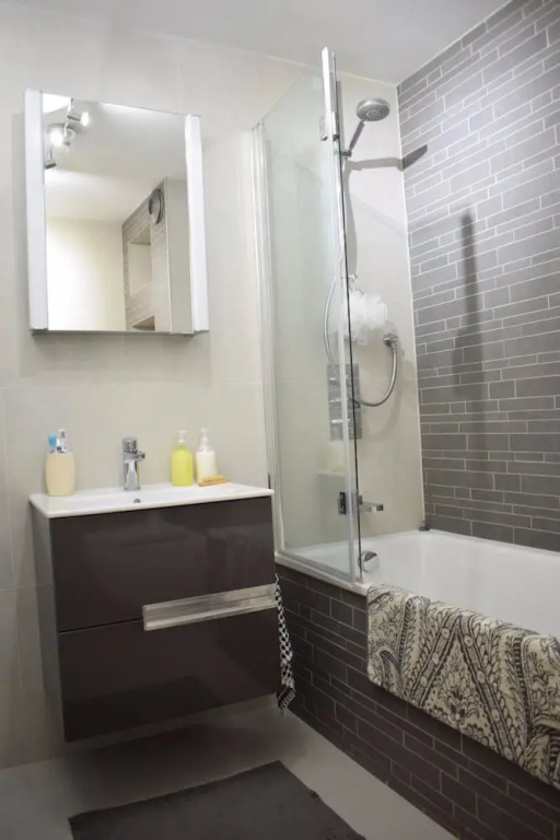 1 Bedroom Apartment With Balcony in Putney