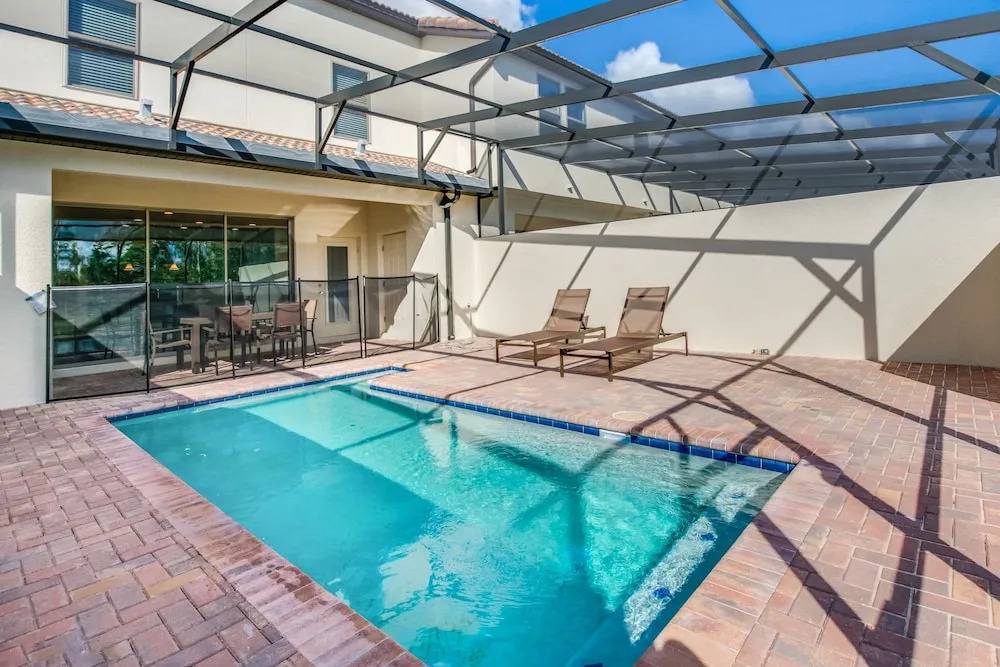 4bed 3Ba Home With Pool at Windsor