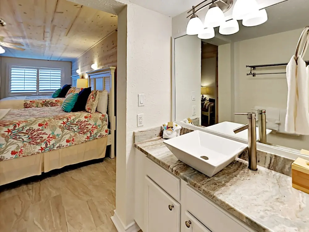 135 Sea Breeze Coastal Chic Cutie - One Bedroom Condo