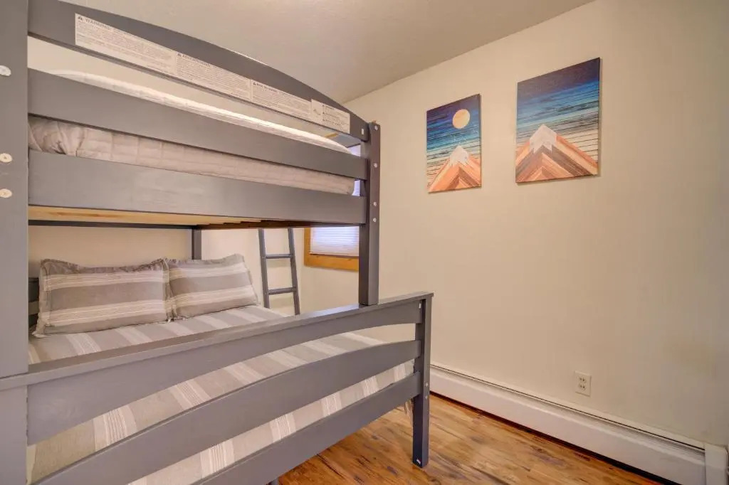 3 bedroom remodeled apt, 4 blocks from downtown