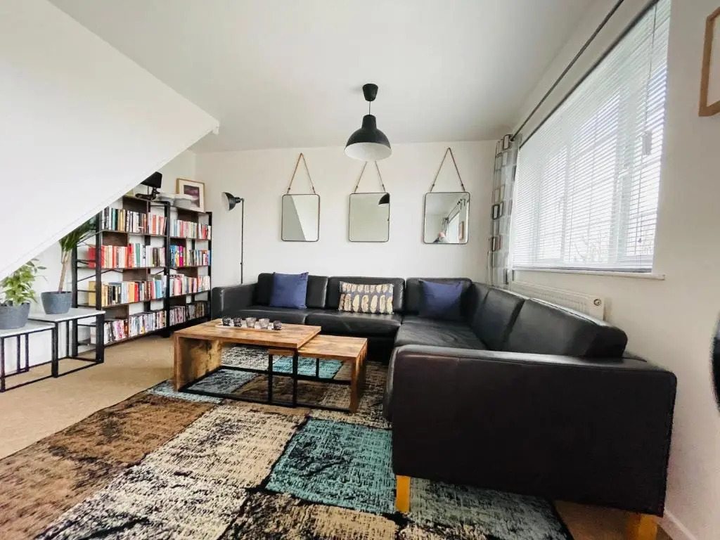 Cheerful 5-bedroom with free parking