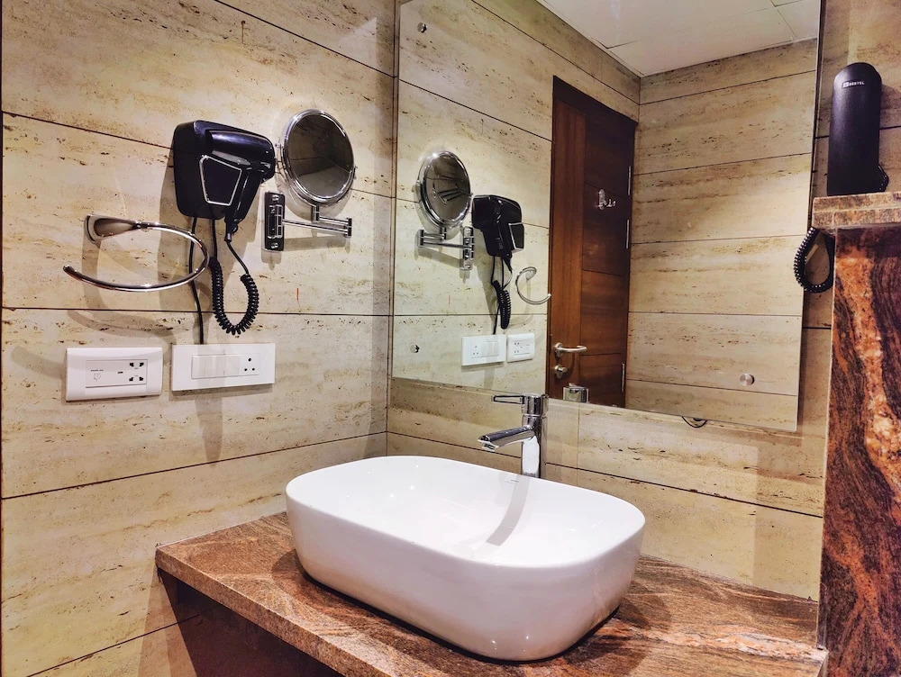 Royale Retreat Hotel & Spa Near Mall Road