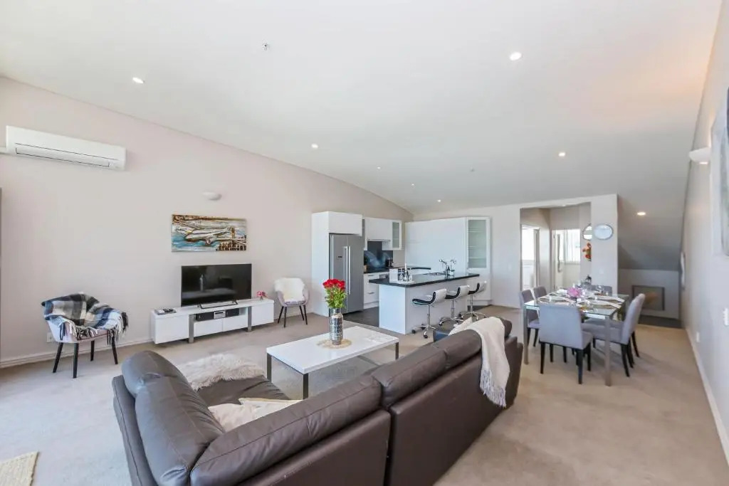 Luxury 3Br, 1.5 Bath Penthouse With Fabulous Views
