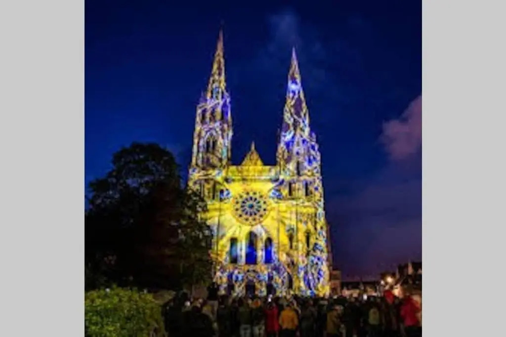 Chartres Coeur de Ville, beau 2 pièces chaleureux et lumineux,Parking et Wifi !