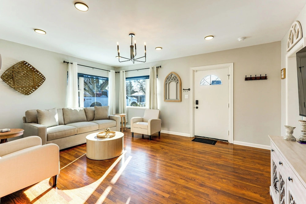 Stay in the Heart of London! Walkable, Modern Home