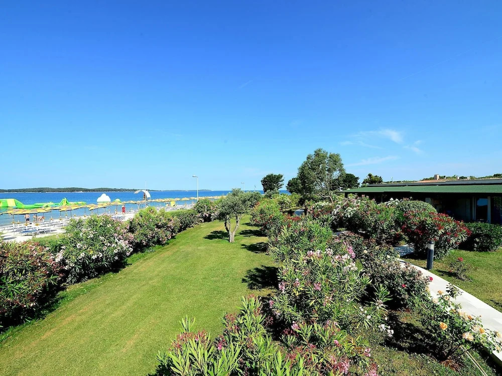 Carefully Furnished Bungalow with 2 Bathrooms, 7km From Pula