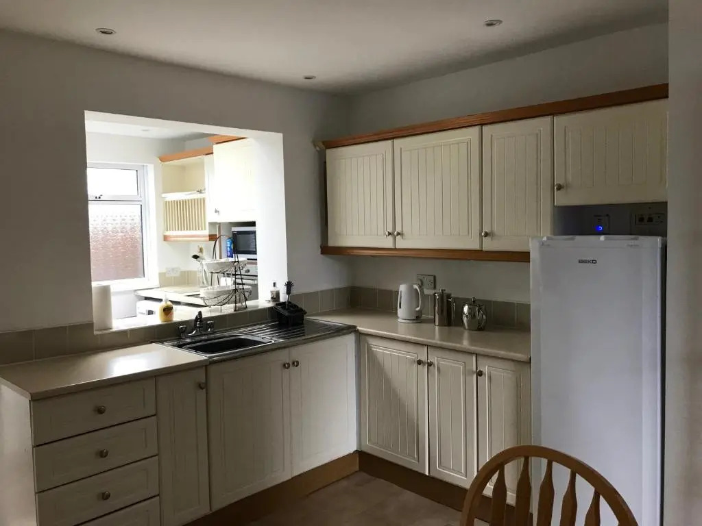 Spacious 5 double bed bedroom bungalow near Belfast
