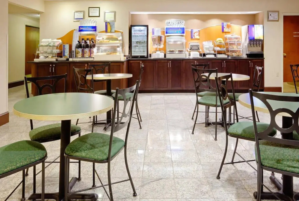 Country Inn & Suites by Radisson, Dunn I-95