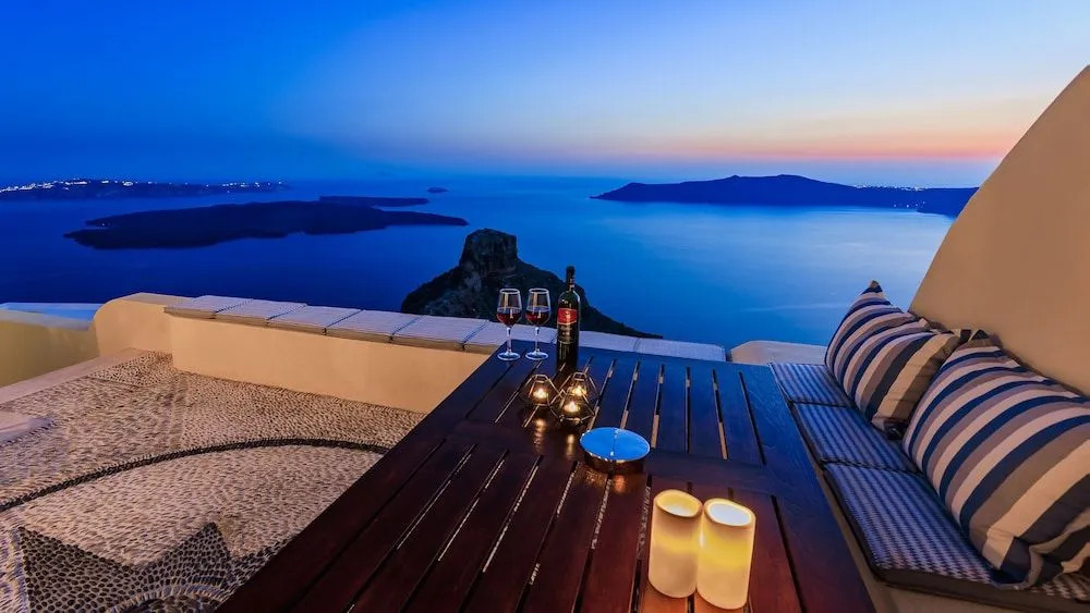 Santorini Roses Suites