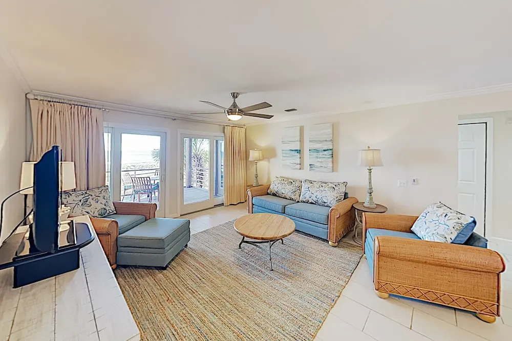 New Listing! Beachfront Gem W/ Pools & Docks 2 Bedroom Condo