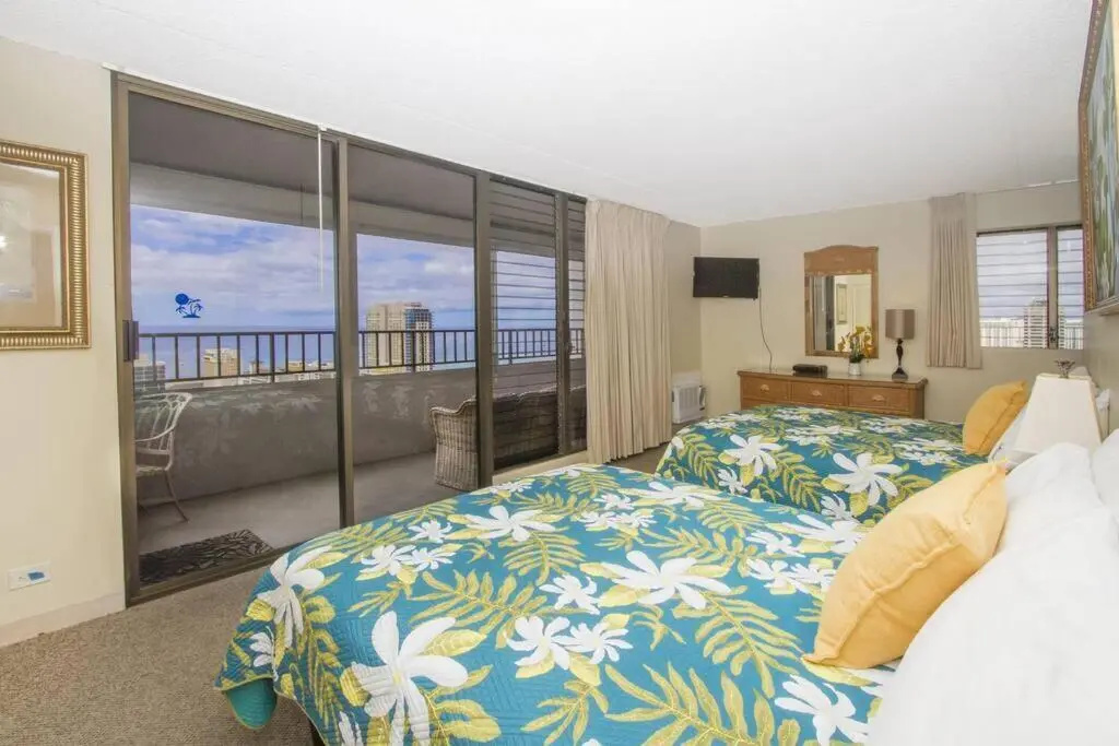 Royal Kuhio Penthouse With Ocean View on 35th Floor