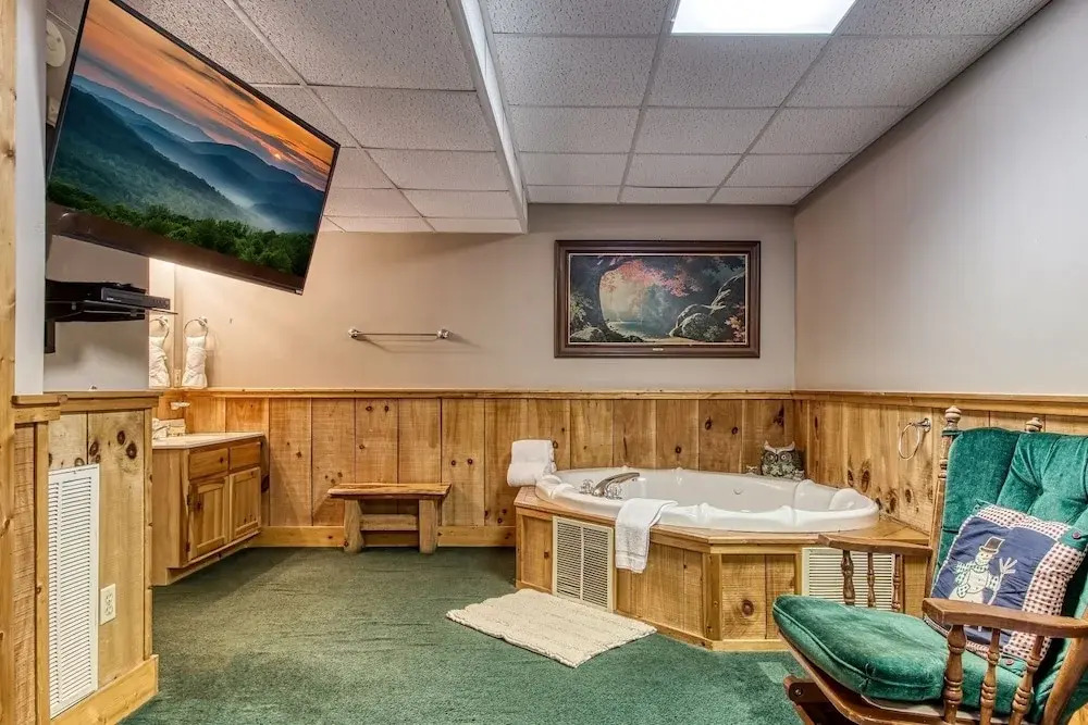 ER83 - Savage Loft - Your Close to the Action Cabin Getaway cabin