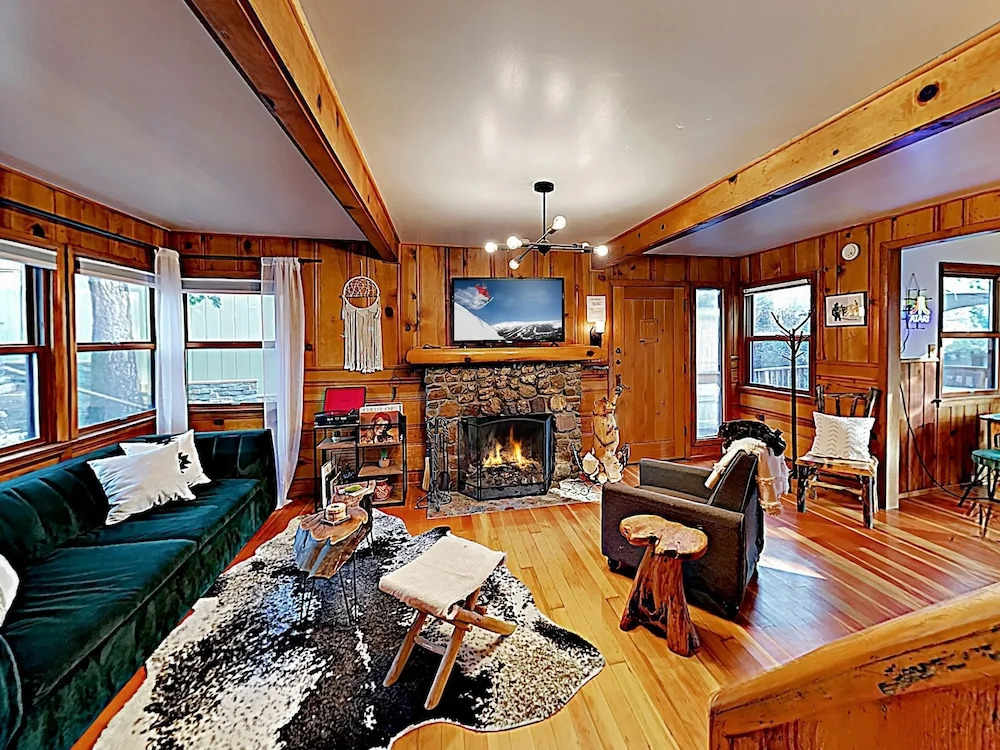 New Listing! Moonridge Maltby W/ Hot Tub 2 Bedroom Cabin