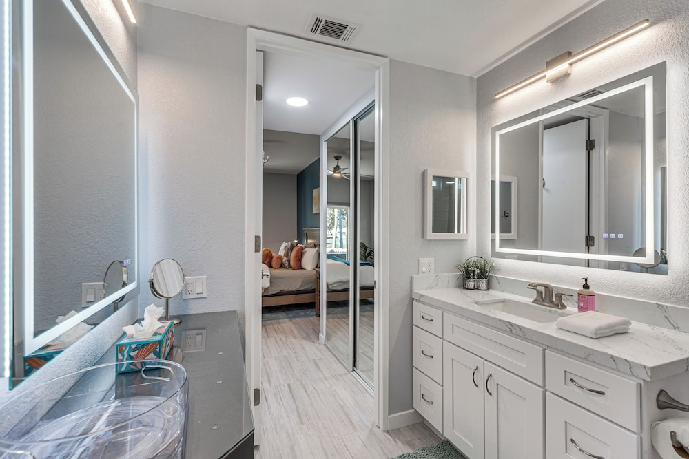 Desert Oasis Close to Palm Springs Attractions!