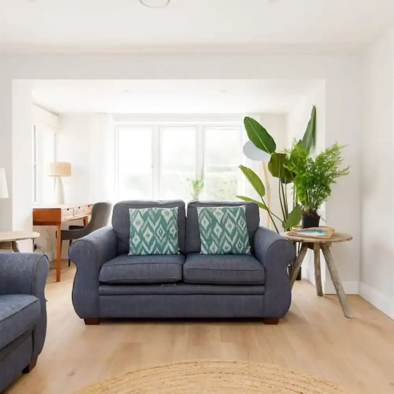 Mariners Stylish Beachside Getaway With Sea Views