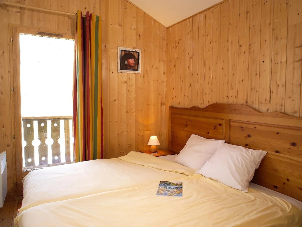 Traditional Apartment With Fireplace 100 m. From the Center