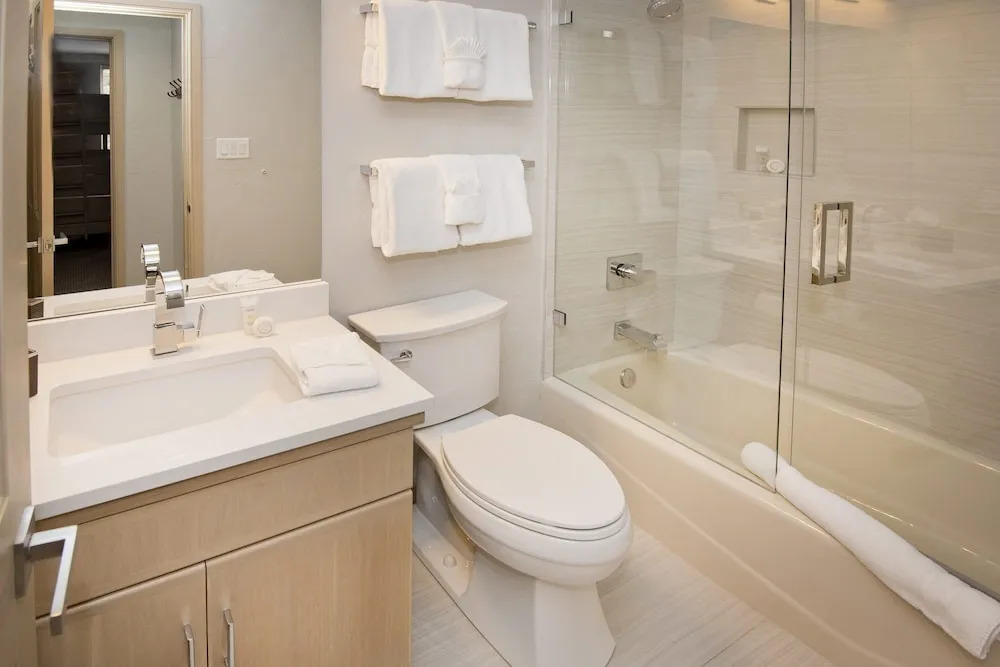 Gateway Plaza R4 2 Bedroom Condo by RedAwning