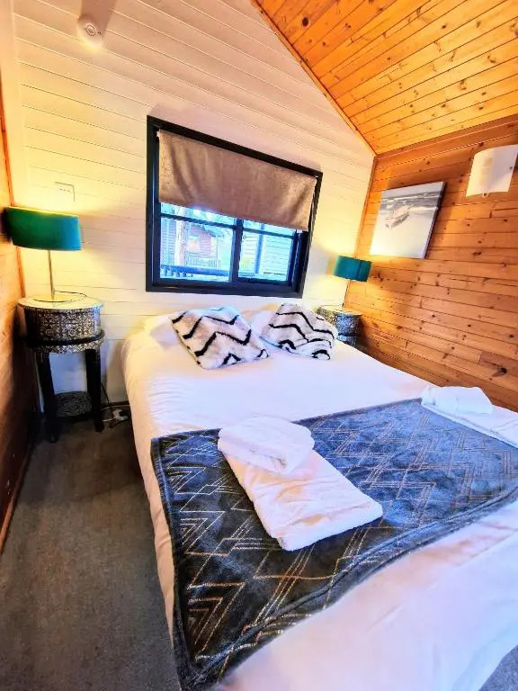 Otter 4 Hot Tub - HuntersMoon-Warminster-Bath-Salisbury