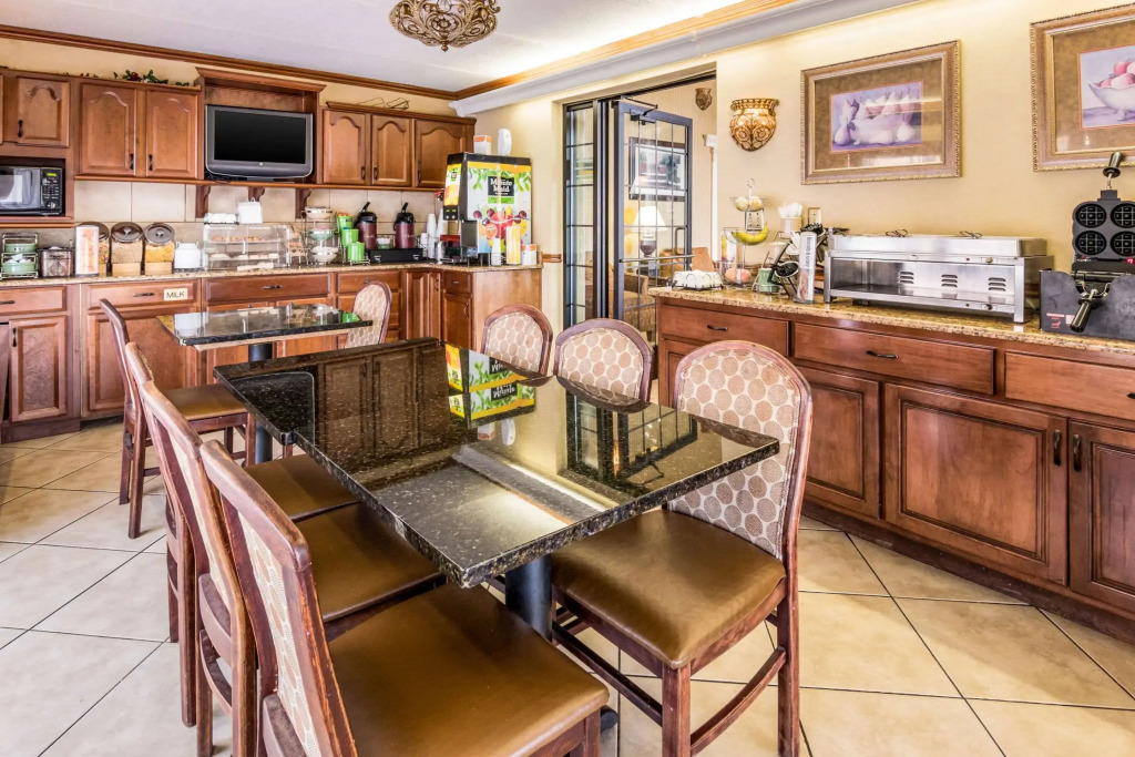 Econo Lodge Inn & Suites Griffin North