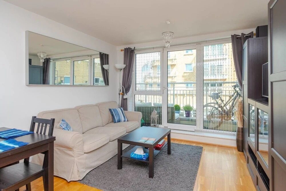 Lovely 1BR Home by River Thames W/balcony 2 Guests