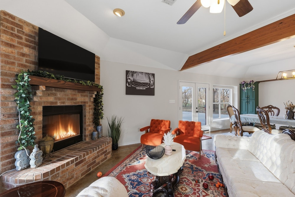 Oakwood Oasis: 1.4 Acres Of Tranquility 6 Bedroom Home