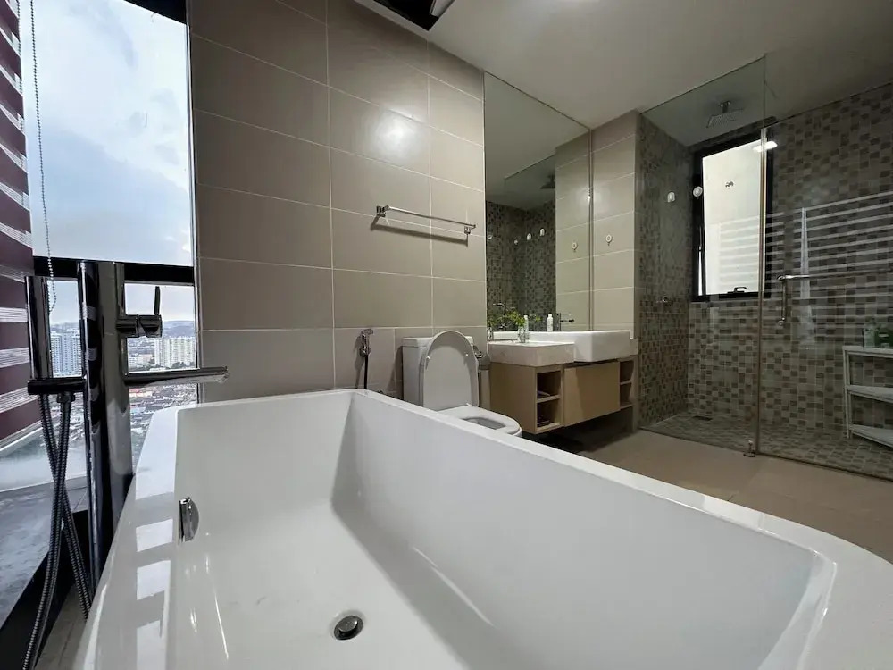 Skyline Luxe 4BR Retreat with En-suite Icon City