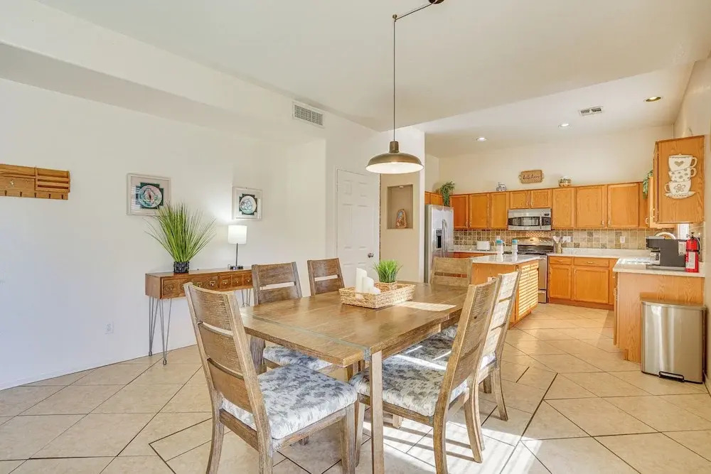 Heated Pool, Pets Welcome: Surprise Snowbird Haven