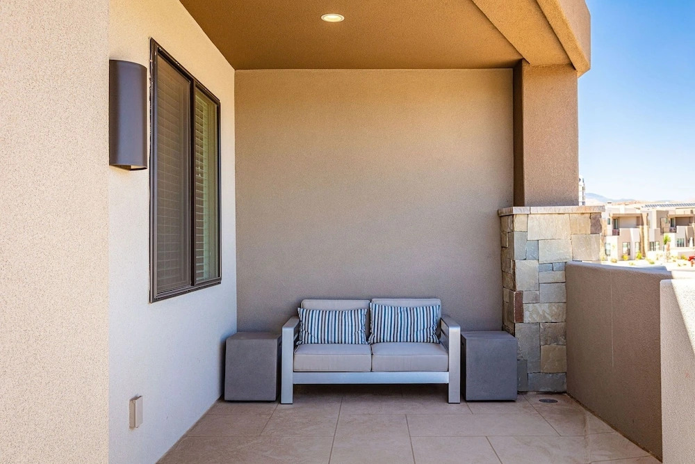 Reunion HQ home