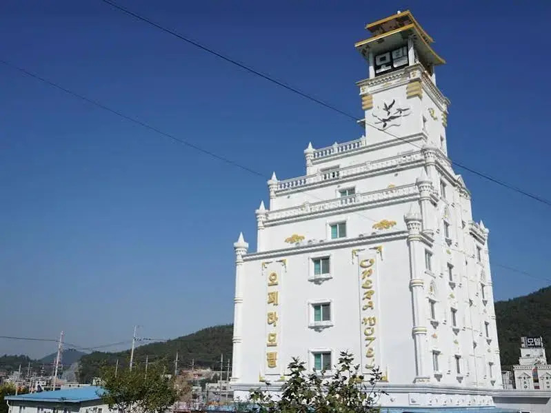Opera Motel