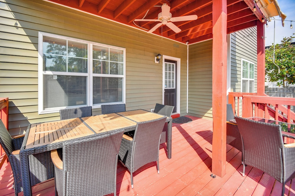 2 Blks to Beach! Family Home w/ Hot Tub in Norfolk