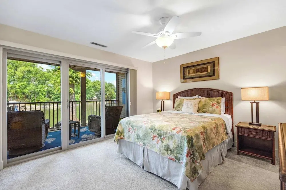 Carefree Tranquility at the Lake Waterfront Stay for 4 With Resort Amenities