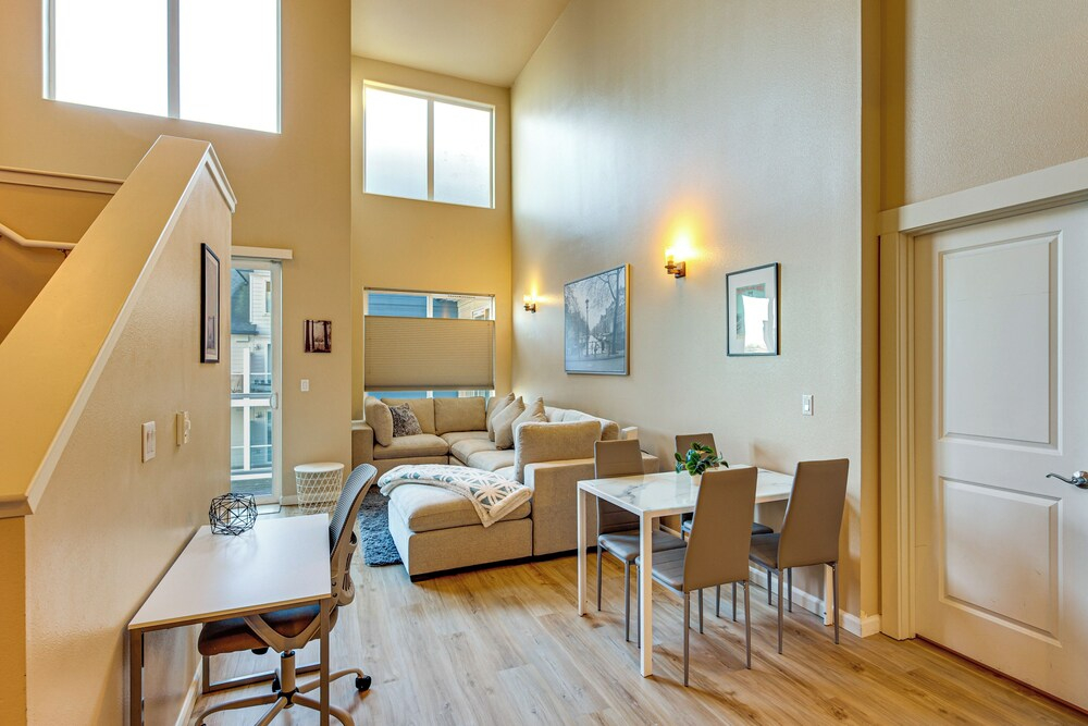 4 Mi to Dtwn, Commuter-friendly Apt in Tacoma