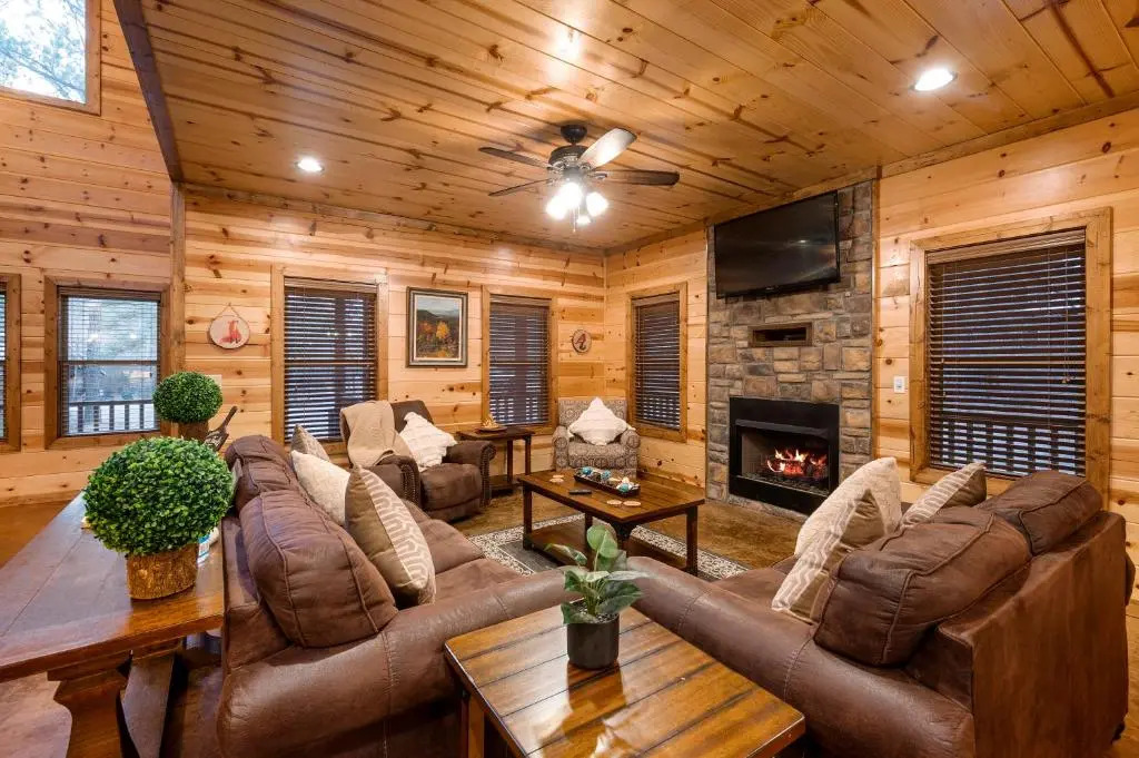 Blossom Belle Lodge Luxury cabin 4 Bedroom, 3.5 Bath sleeps 11