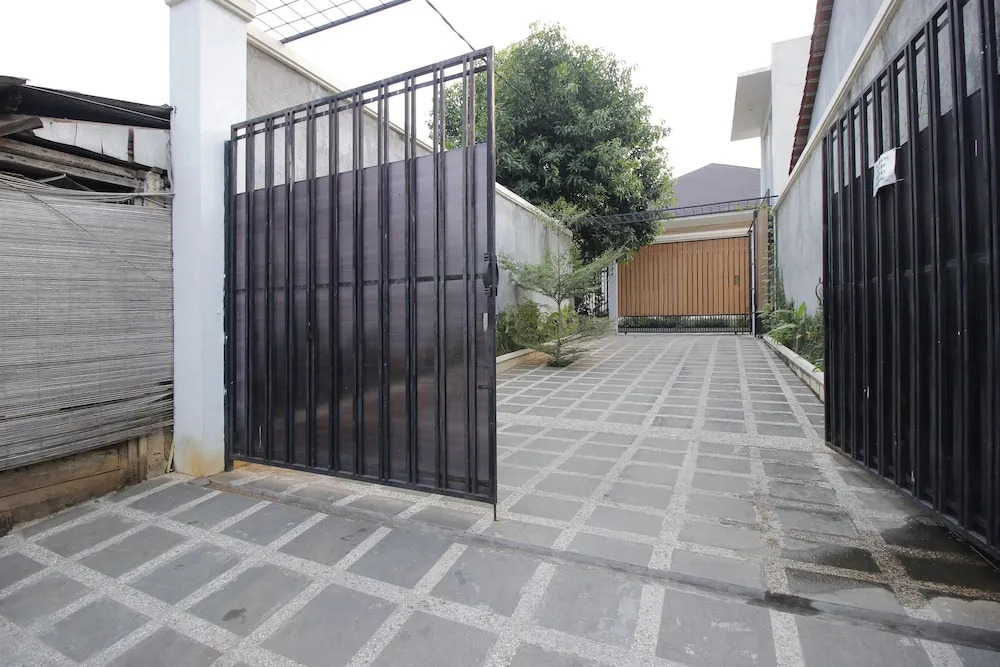 RedDoorz Premium near Stasiun Lenteng Agung