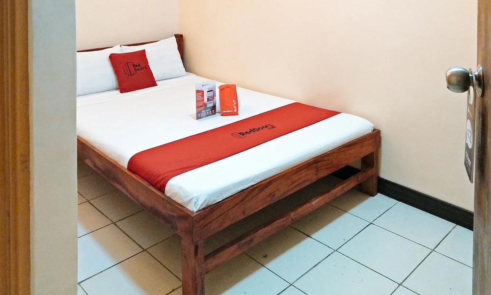 RedDoorz near Baclay Drive Super Metro