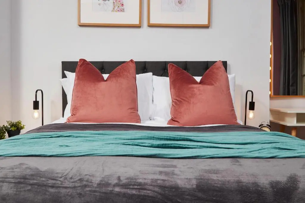 Elegant Apartment in Bath with Garden Sleeps 8 by PureStay