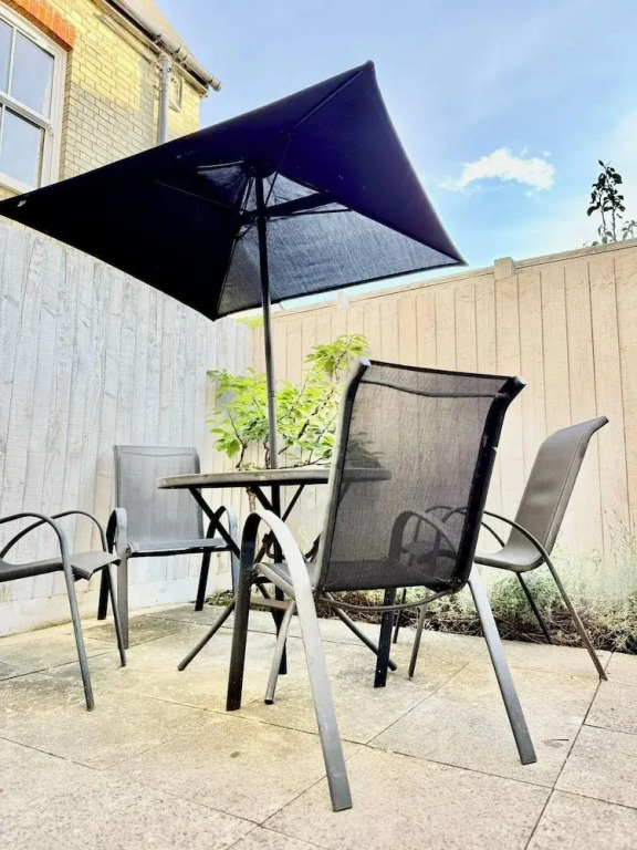 2 Bed House - Sleeps 4 - Parking - Wifi